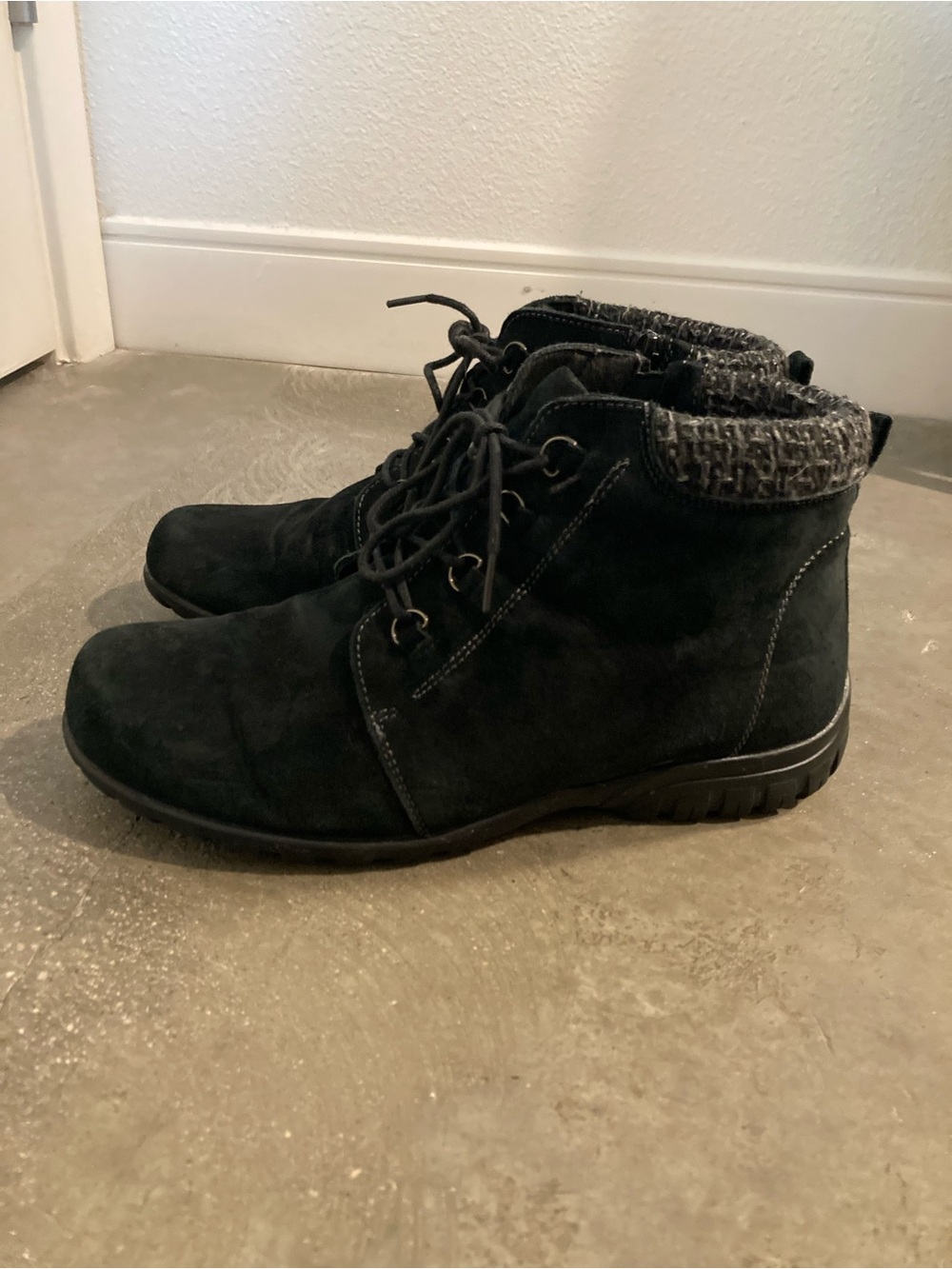 Propet Black Suede Lace-Up Winter Ankle Boots with Knit Collar 9.5 Wide